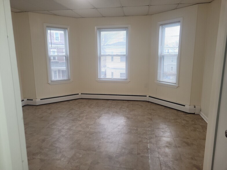 Building Photo - 182 Pleasant St