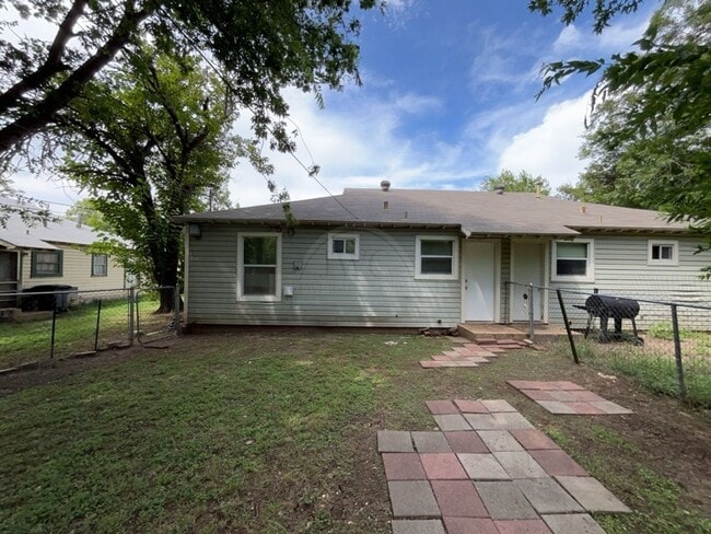 Building Photo - 2-Bedroom Duplex-1606 Duncan Ave