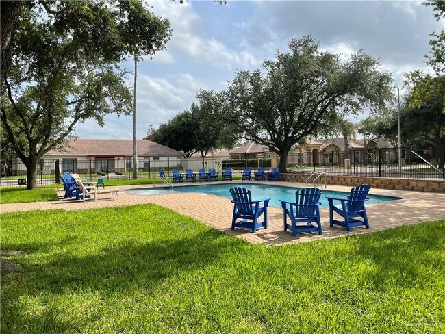 Building Photo - 20 E Thornhill Ave