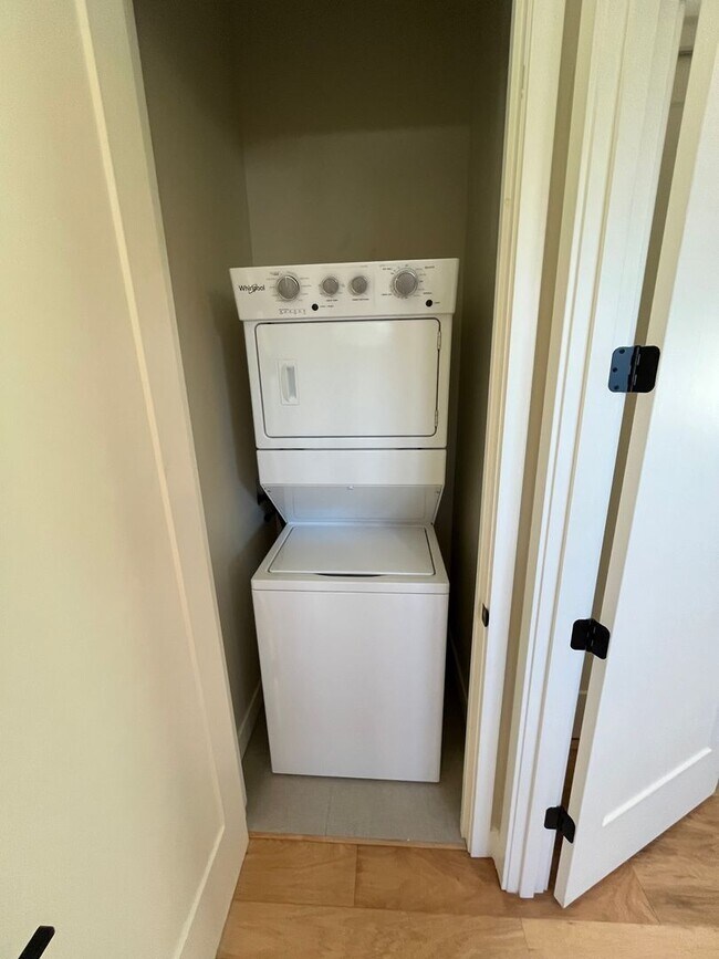 Building Photo - Modern 2 Bed, 2 Bath Just West of Century