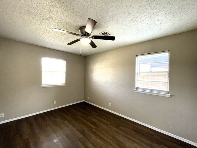 Building Photo - 3 Bedroom Home In Mustang School District!