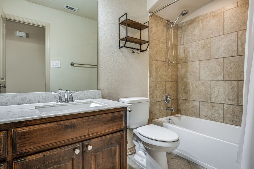 Building Photo - 3108 Tamarack Ln