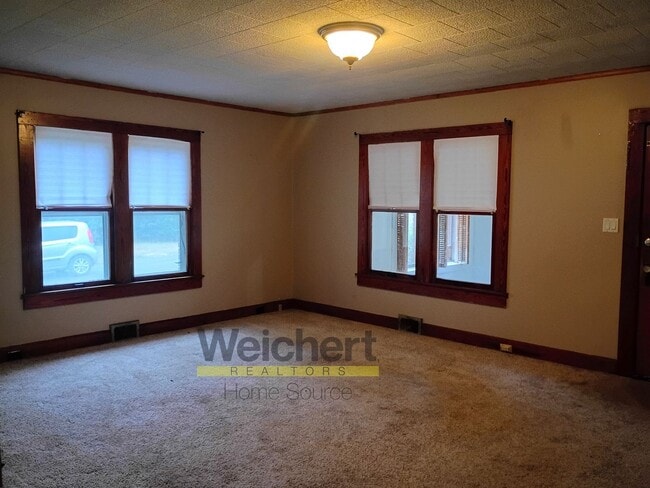 Building Photo - 3BR Home with Basement, Screened Porch & Garage