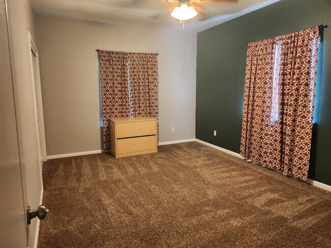 Building Photo - 682 W Forest St