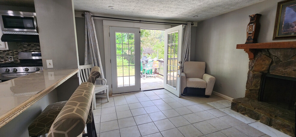 Building Photo - Room in House on White Oak Trail