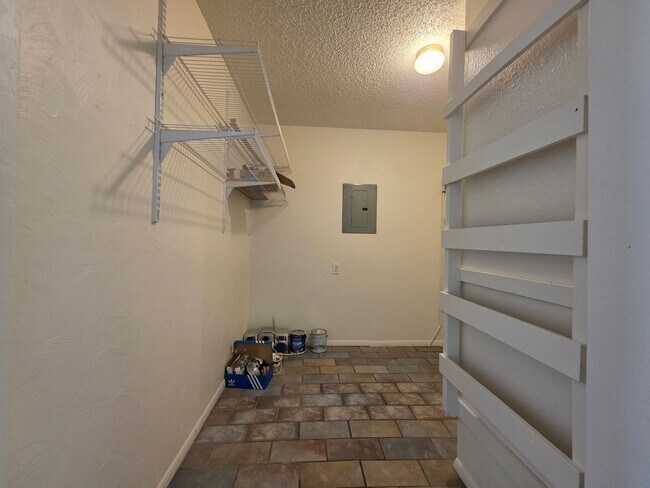 Building Photo - 3 bedroom home in Tecumseh!