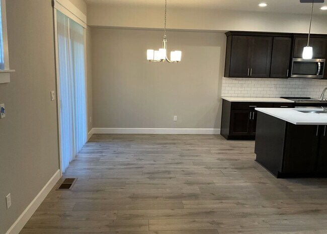 Building Photo - 1054 NE Regan Hill Loop