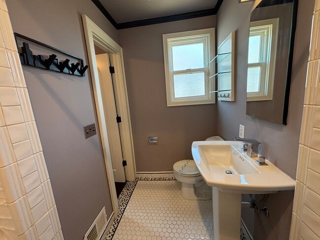 Building Photo - Historic Charm, Modern Comfort | 4BR +Bonu...