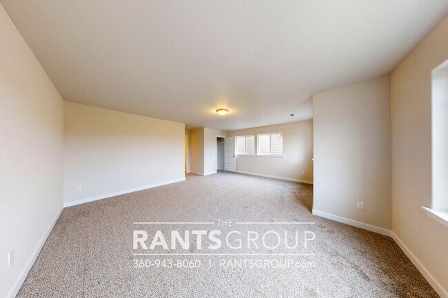 Building Photo - Beautiful Home! Easy JBLM Commute!