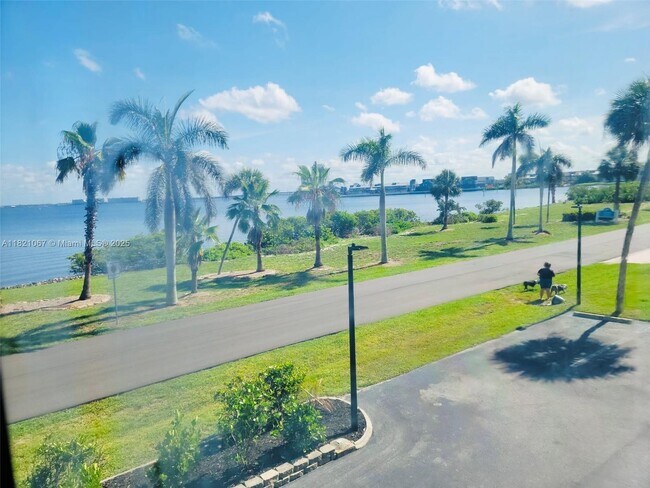 Building Photo - 1500 Park Beach Cir