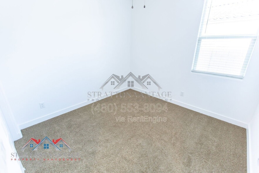 Building Photo - 2304 E Kelly Dr