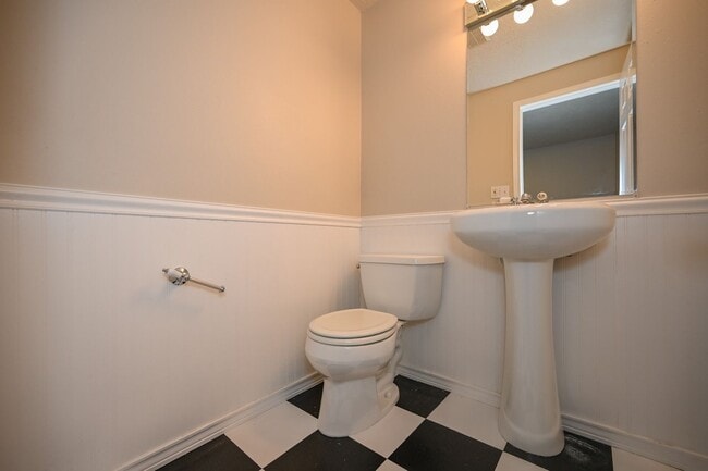 Building Photo - Beautiful Townhome in Amazing Location!