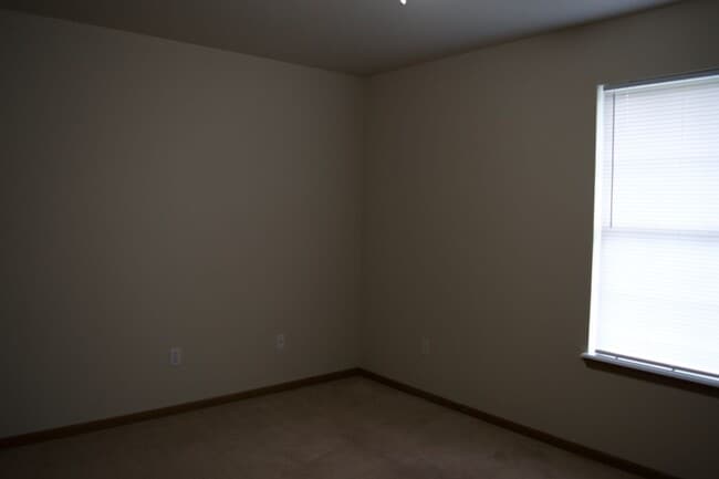 Building Photo - Nice 4 Bed 3 Bath Duplex!