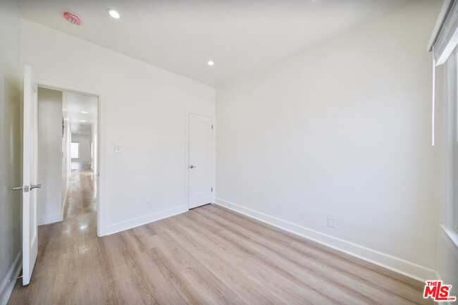 Building Photo - 132 S Kenmore Ave