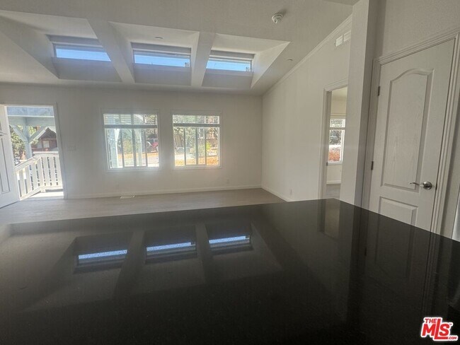 Building Photo - 1336 La Crescenta Dr