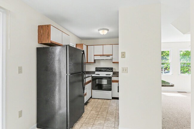 Building Photo - Two bedroom, one and a half bathroom end townhome in Harrisburg