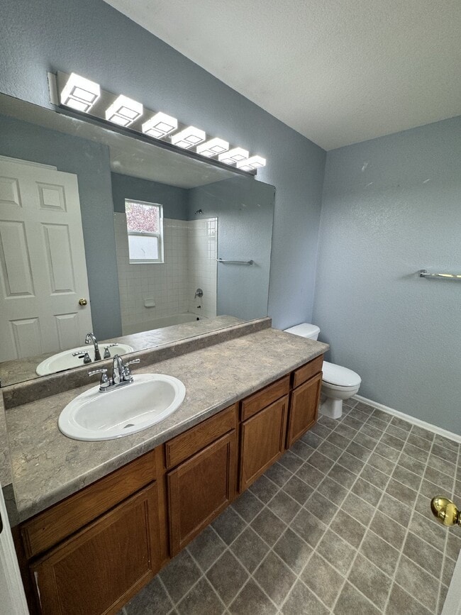 Building Photo - Beautiful End Unit Townhouse In Thornton!