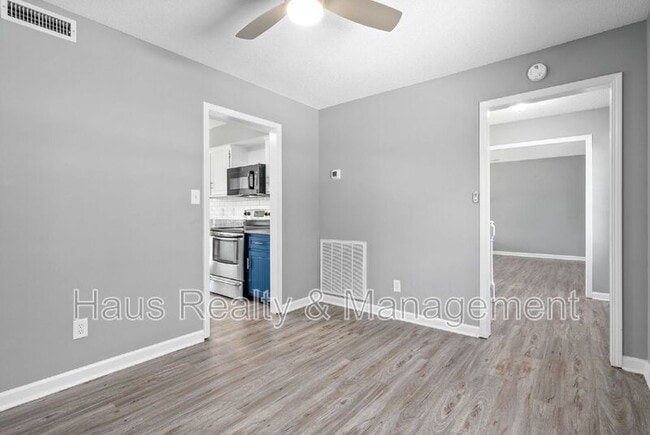 Building Photo - 830 Iris Ln