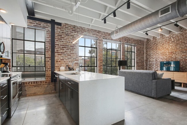 Building Photo - 822 Howard Ave