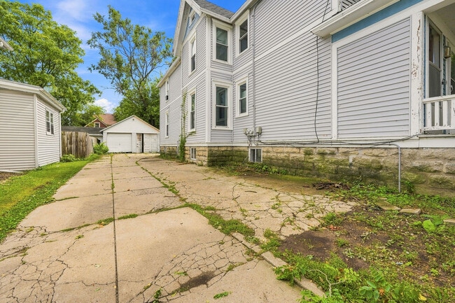 Building Photo - 628 Jefferson St