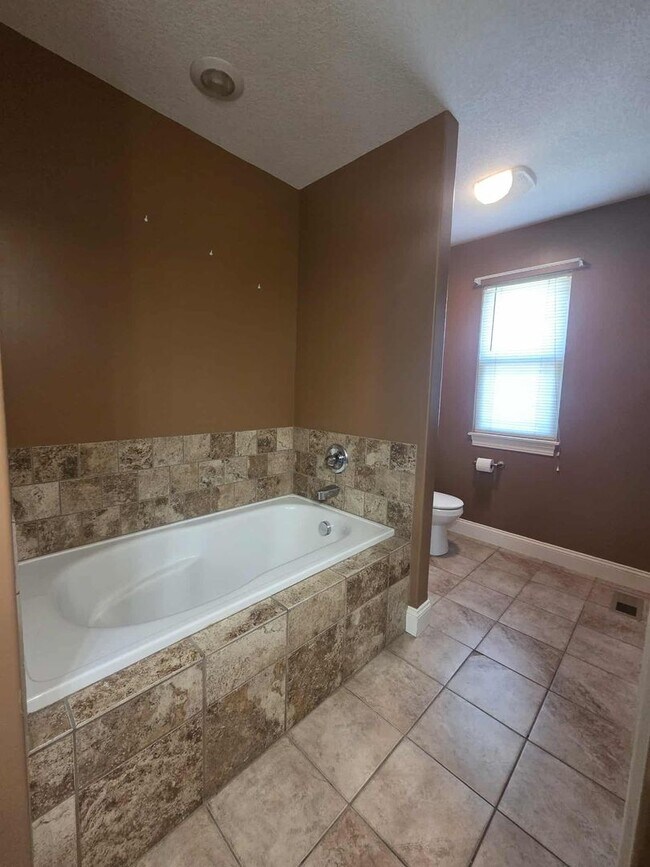 Building Photo - Spacious Home for Rent!