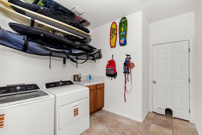 Building Photo - 10213 S Del Rey Dr