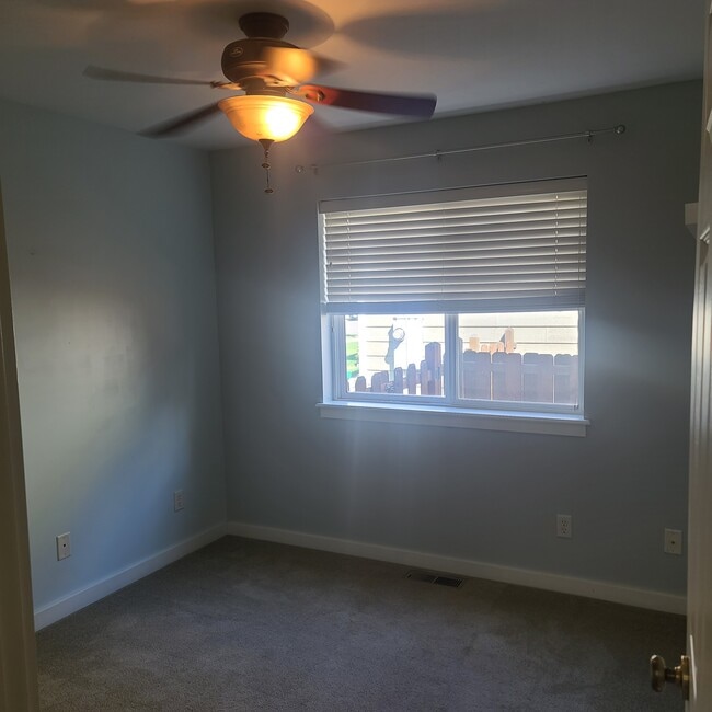 Building Photo - 2716 Daisy Dr