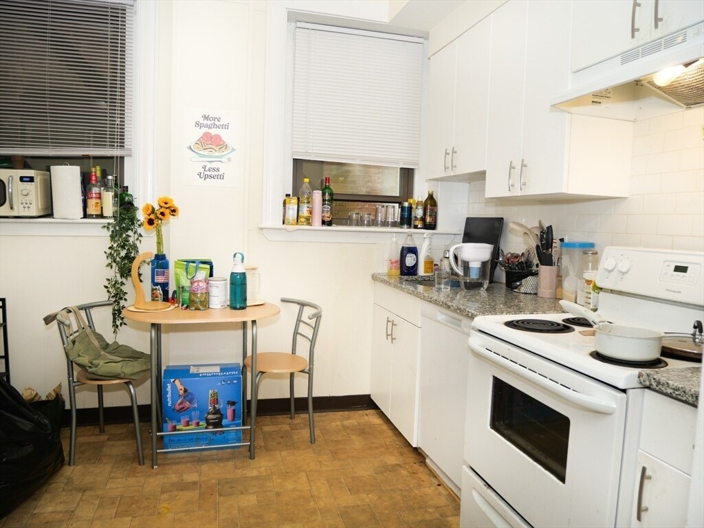 Building Photo - 1396 Beacon St