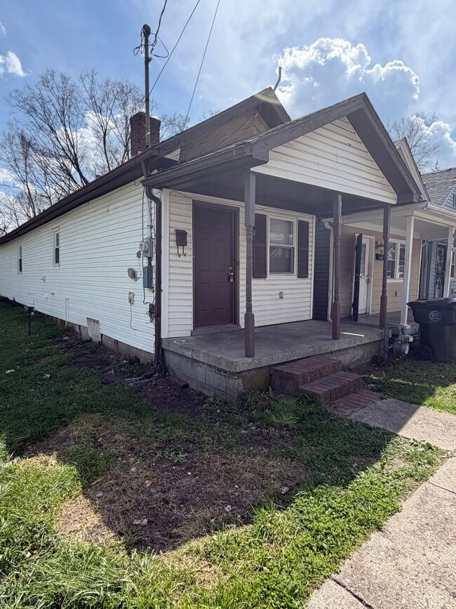 Building Photo - New Paint and Flooring!Remodeled 2 Bedroom Downtown!
