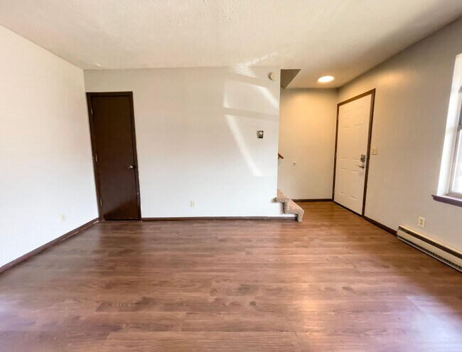 Building Photo - 2213 E Memorial Dr