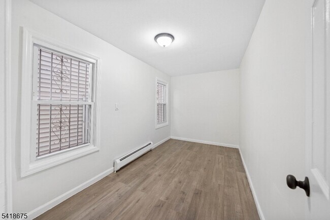 Building Photo - 334 Pine St