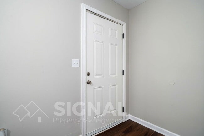 Building Photo - 2827 Arrowhead Cir NE
