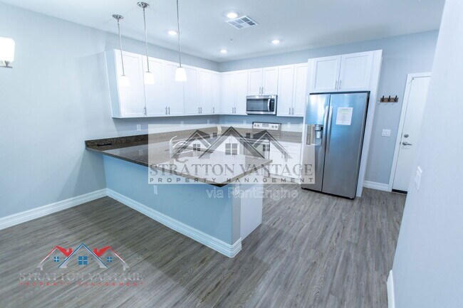 Building Photo - 2821 S Skyline Dr