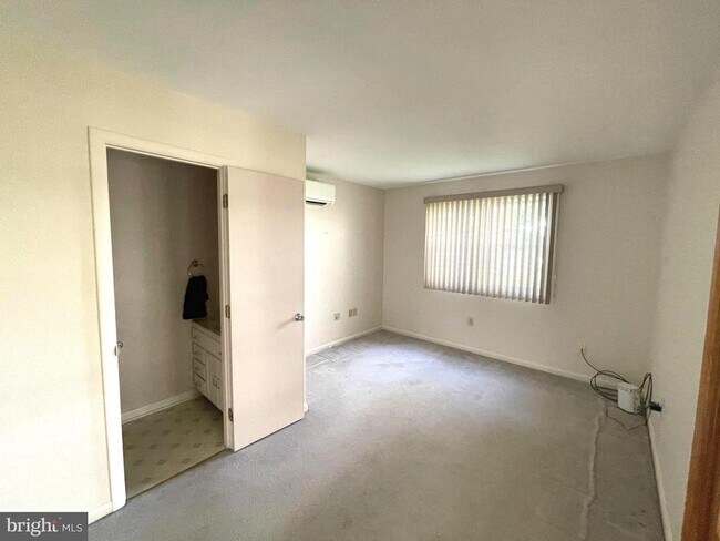 Building Photo - 113 E Woodland Dr