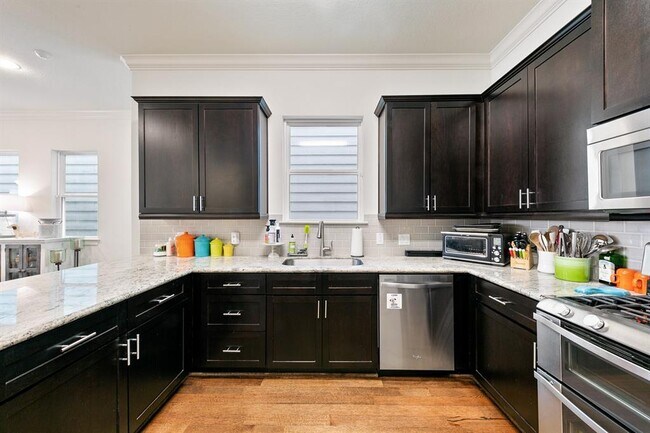 Building Photo - 5633 Petty St