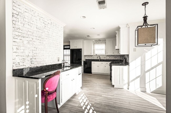 Building Photo - Awesome 4BR/3BA end-unit townhouse in the desirable River Plantation neighborhood!