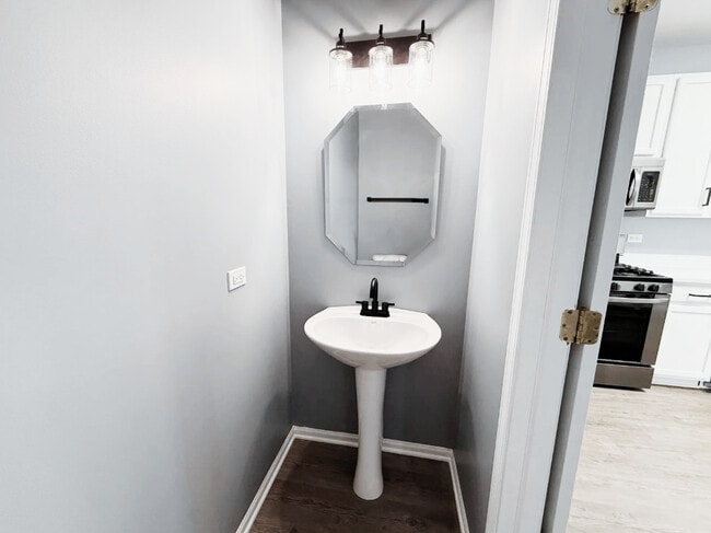 Building Photo - 3736 Munson St