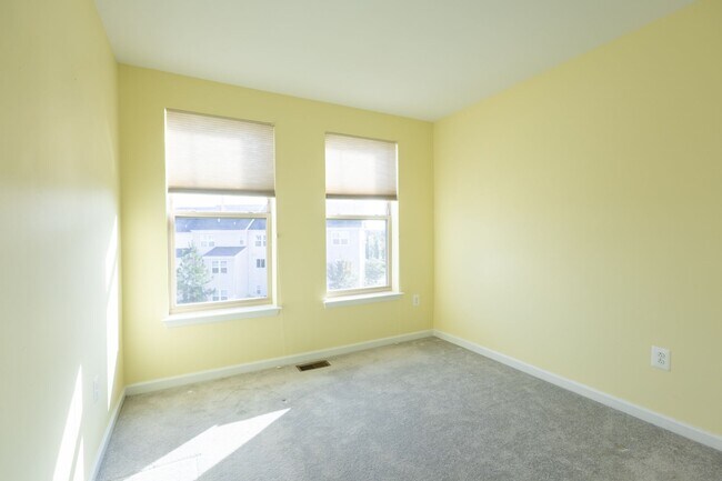 Building Photo - Lovely 3 BR/2.5 BA EOG Townhome in Glen Bu...