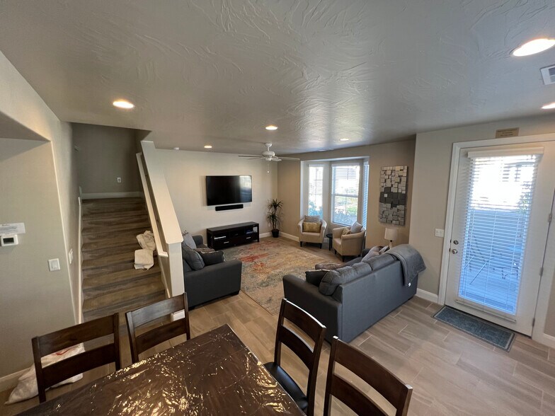 Building Photo - 1911 E Fiesta Ln