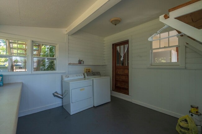 Building Photo - 3 bed and 1 bath farm house in Johnson City