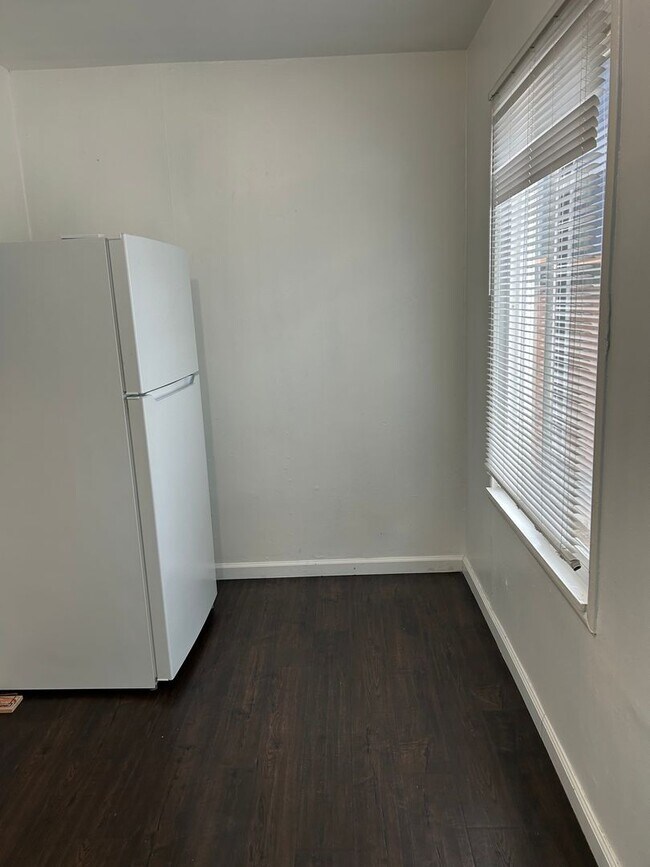 Building Photo - One Bedroom Near Downtown Hayward