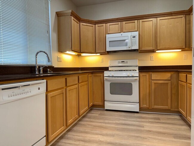 Building Photo - Great 3 bed 2.5 bath single family home in Windsor! Brand New Flooring and Paint!