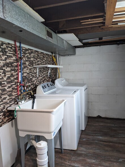 Washer & dryer in basement - 859 Irvin St