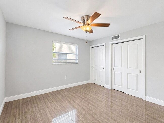 Building Photo - 681 Palm View Dr
