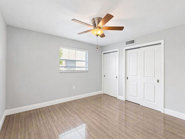 Building Photo - Remodeled First-Floor Condo Available Now in Naples