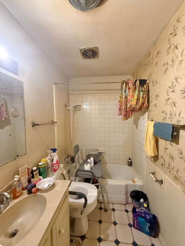 Building Photo - Coming soon! 4 bedrooms 1.5 bathrooms!