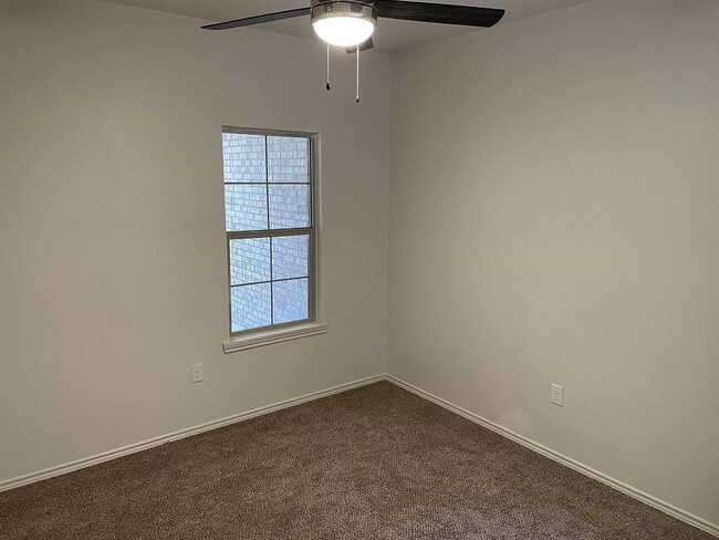 Building Photo - Like new 2/2 Townhome