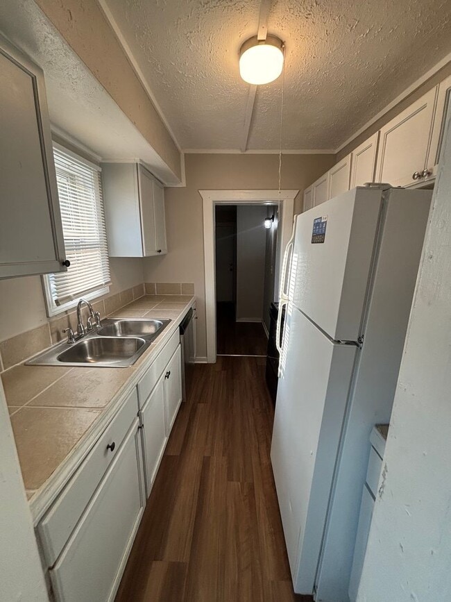 Building Photo - AVAILABLE NOW! MOVE IN SPECIAL! 3 Bedroom, 2 Bathroom in Kansas City! $1,350