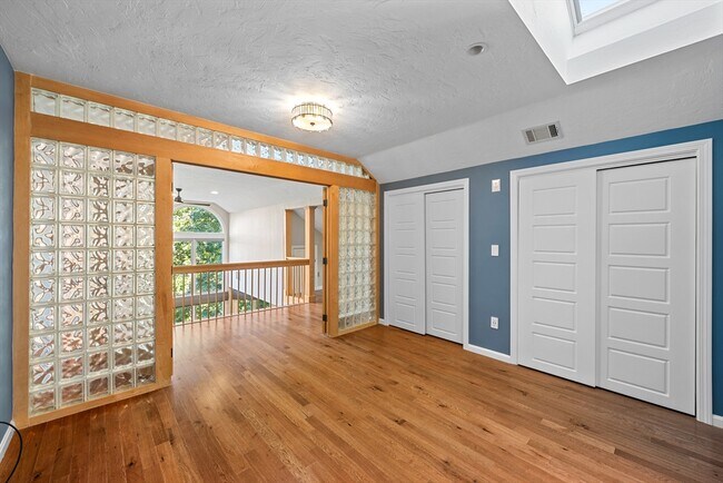 Building Photo - 48 Pointe Rok Dr