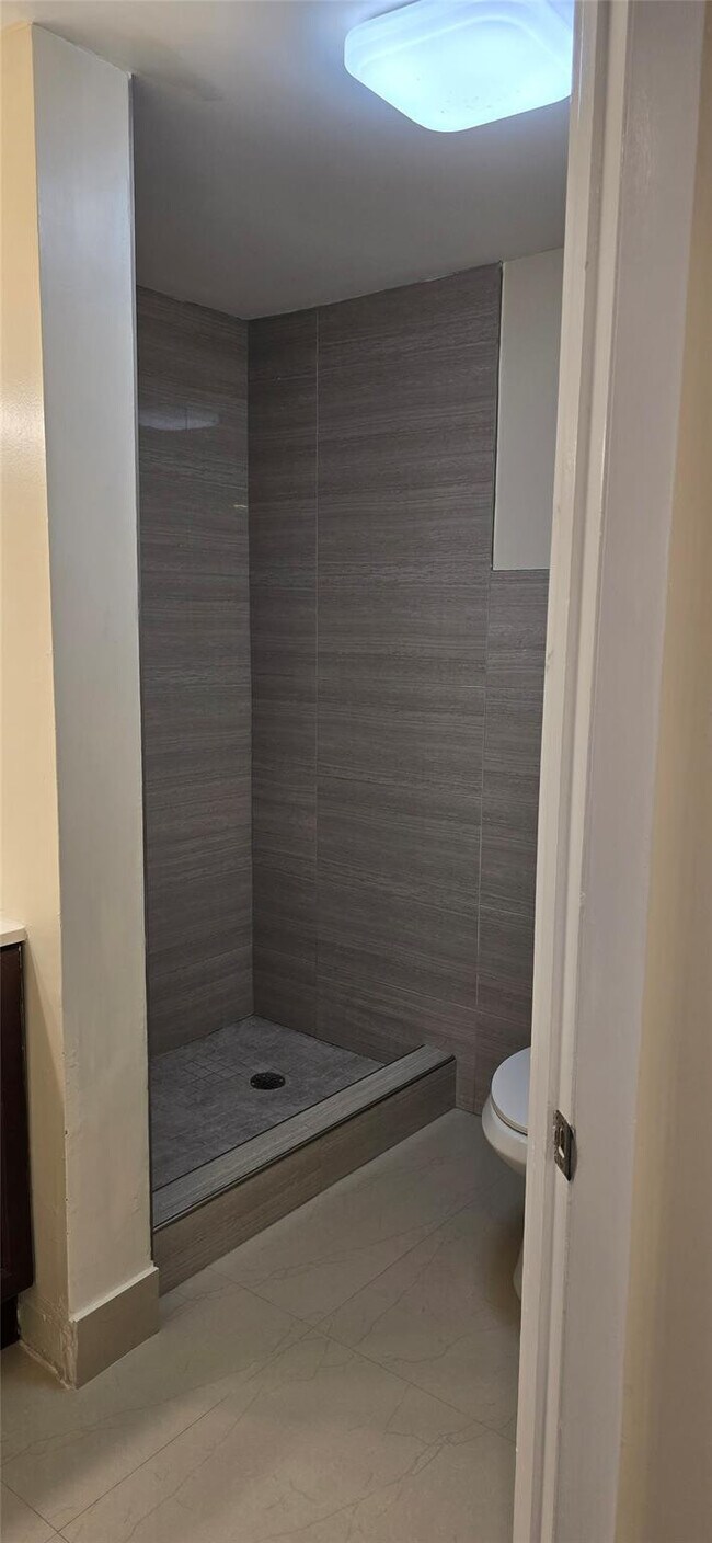 Building Photo - 8000 S Colony Cir